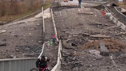 Borodyanka'da babayla kızının yıkılan köprüden eve dönüş yolculuğu