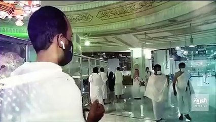 فني يبتكر جهازا يفك الصفحات المتحجرة للمخطوطات النادرة بمكتبة الحرم المكي