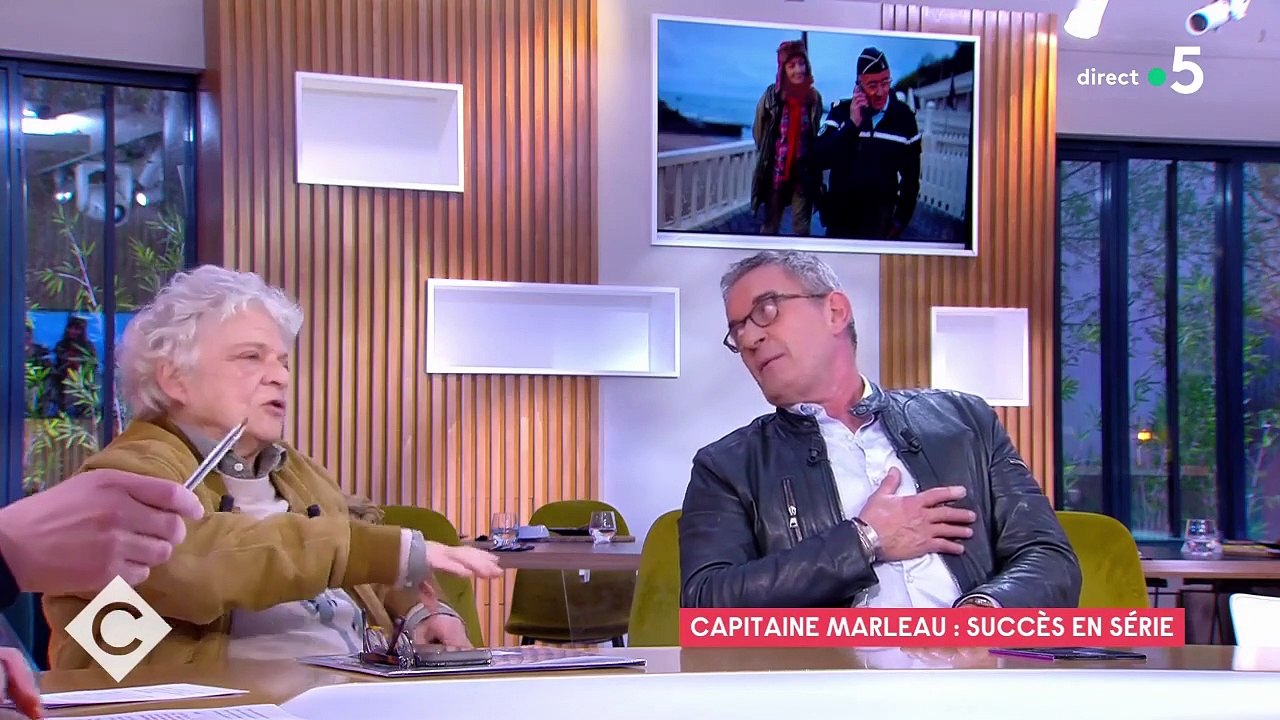 La réalisatrice Josée Dayan recadre Christophe Dechavanne sur le plateau de "C à vous" sur France 5: "Il dit n'importe quoi, c’est faux" - VIDEO