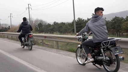 Trafikteki tehlikeli yolculuk görenleri şoke etti: Akan trafikte motosikleti halatla çekti