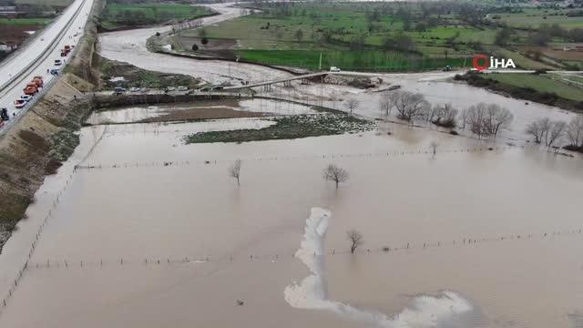 Karabük-Kastamonu kara yolunda heyelan: Trafik tek şeritten sağlanıyor