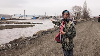 Son dakika! Sel sularının bastığı evinin etrafından ayrılmıyor