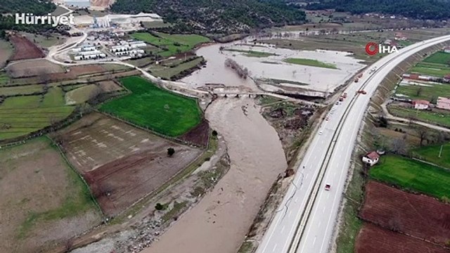 Karabük-Kastamonu kara yolunda heyelan: Trafik tek şeritten sağlanıyor