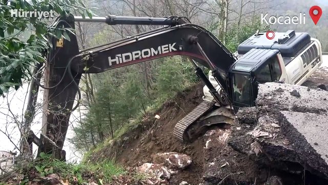 Kocaeli'de şiddetli yağış heyelana neden oldu, yol çöktü