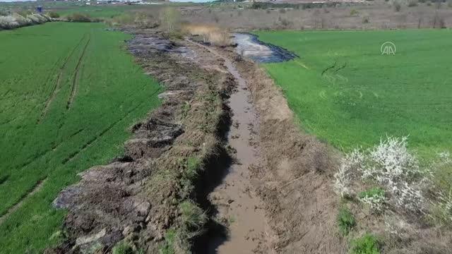 Asfalt şantiyesinden tarlalara akan zifti temizleme çalışmaları devam ediyor