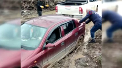 Heyelanda zarar gören köprü yerine alternatif yolu kullandılar, çamurda mahsur kaldılar