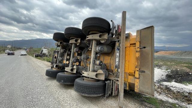 Cam madeni yüklü tır devrildi