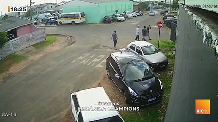 Bêbado, motorista fura preferencial, colide contra automóvel atropela pedestre