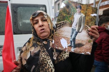 PKK'NIN KAÇIRDIĞI OĞLU İÇİN EYLEM YAPAN ANNE: GEL TESLİM OL