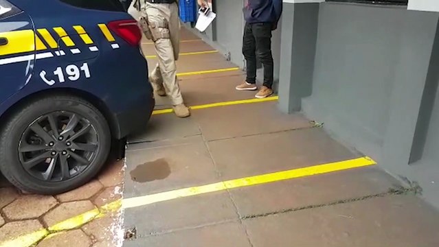 Homem que foi preso pela PRF é levado à delegacia; no carro em que ele estava foram encontrados 319 quilos de maconha