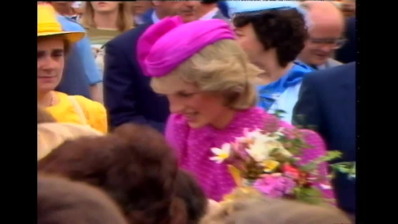 GALA VIDEO - "Il n'était plus la star du spectacle" : comment Diana a éclipsé le prince Charles