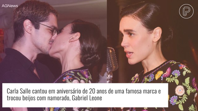 Carla Salle troca beijos com namorado, Gabriel Leone, e canta em festa com famosos. Fotos!
