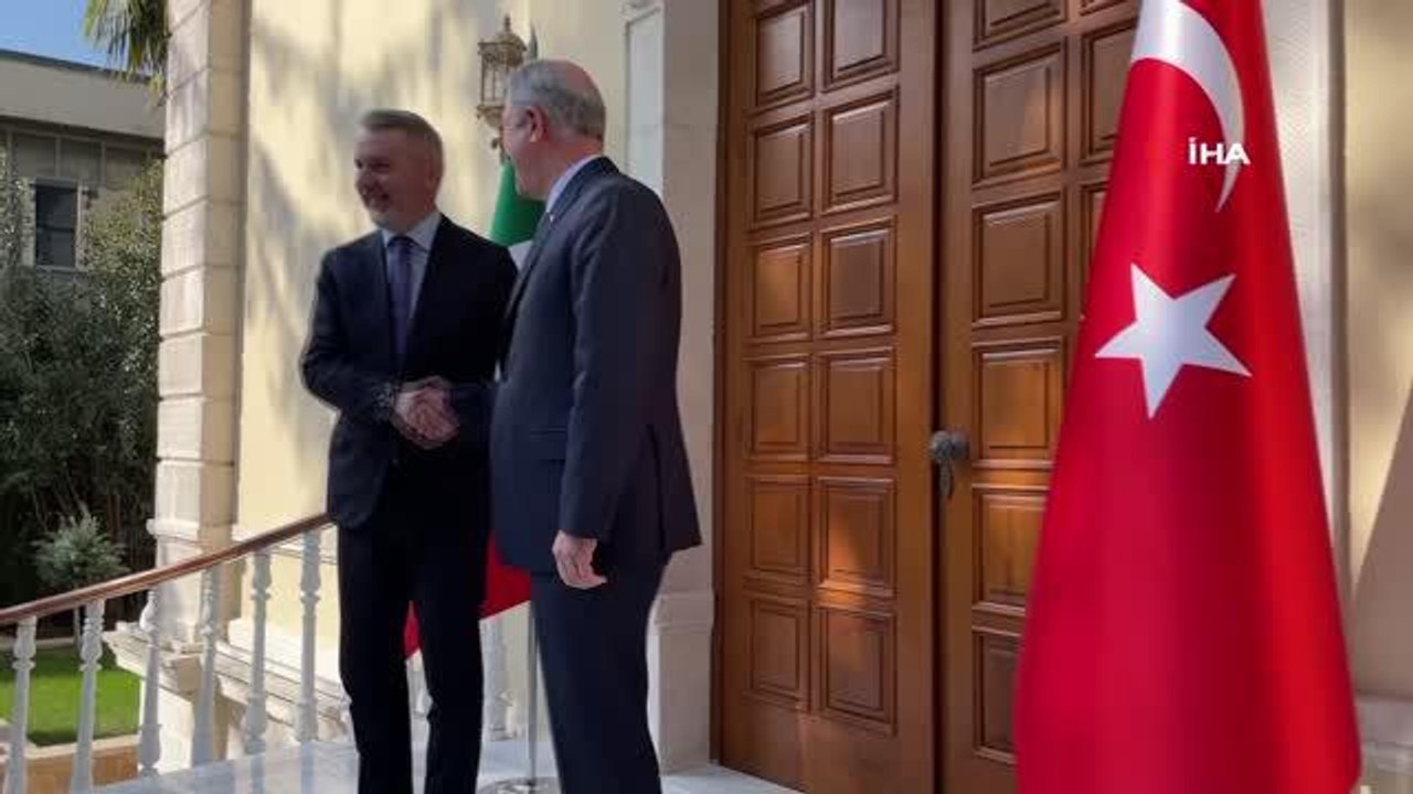 MSB: "Milli Savunma Bakanı Hulusi Akar, İtalya Savunma Bakanı Lorenzo Guerini ve İngiltere Savunma Bakanı Ben Wallace arasındaki üçlü toplantı...