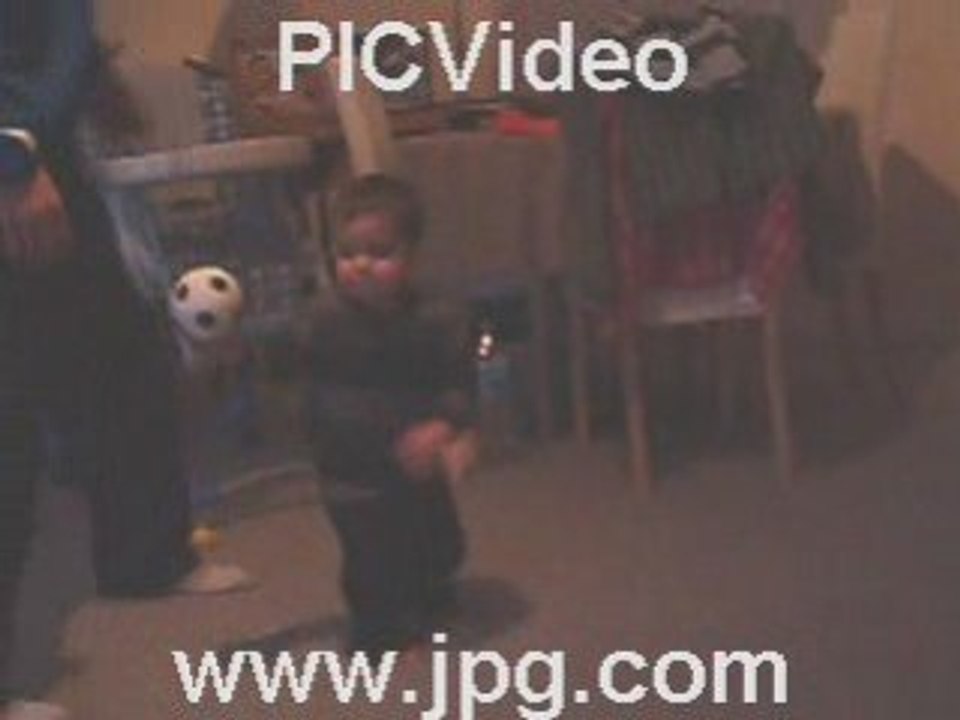 Néo joue au foot