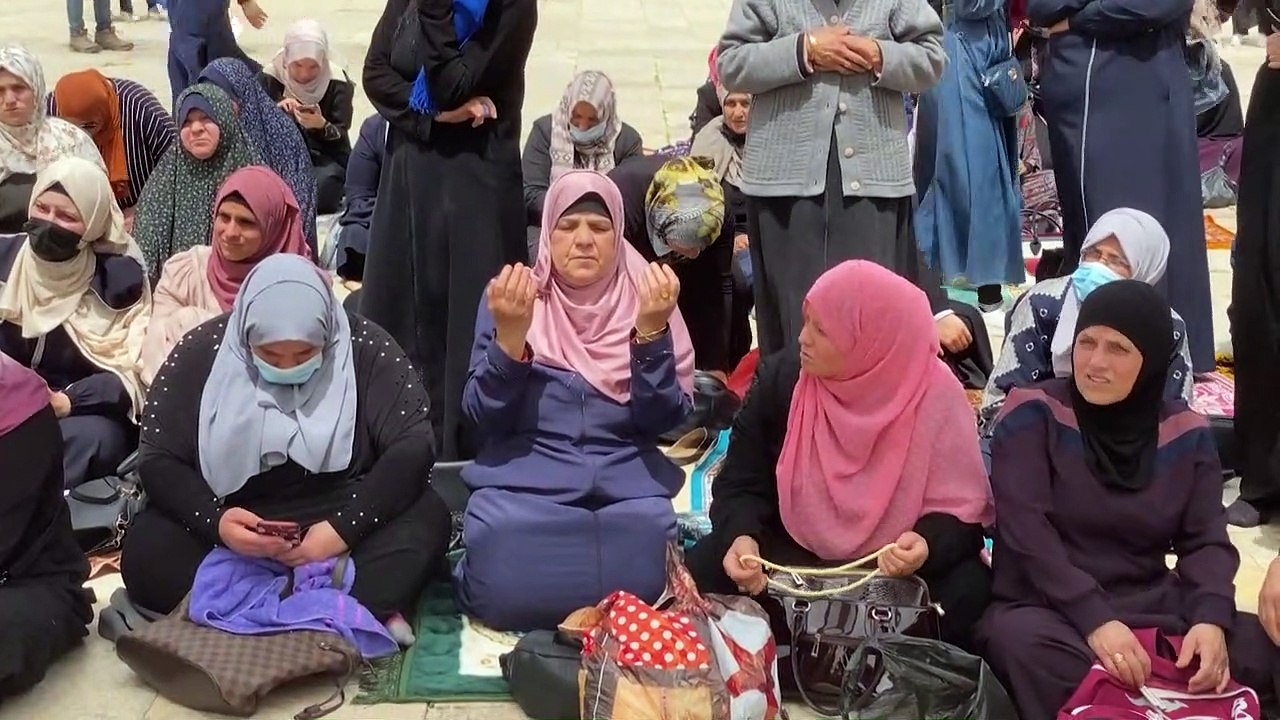 آلاف الفلسطينيين يؤدون صلاة الجمعة الأولى من رمضان في ساحة المسجد الاقصى