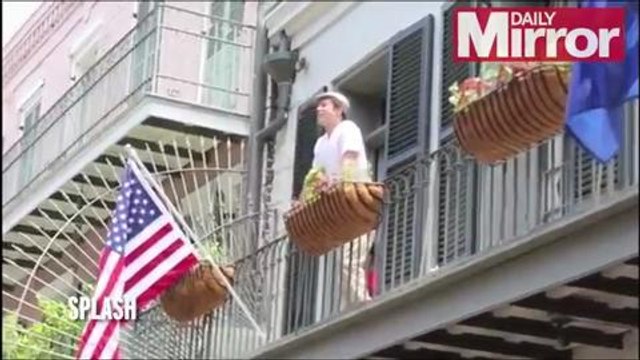 Gala.fr - Brad Pitt tosses Matthew McConaughey A Beer