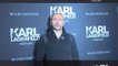 Gala.fr- Karl Lagerfeld présente son premier parfum
