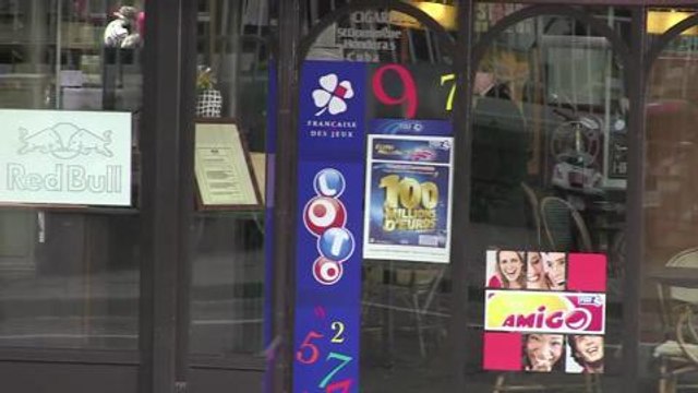 Gala.fr - Kristen Stewart dans un bar à Sèvres