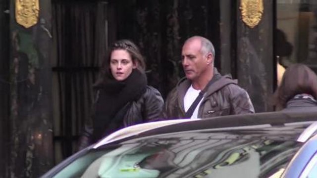 Gala.fr- Kristen Stewart en scooter dans les rues de Paris