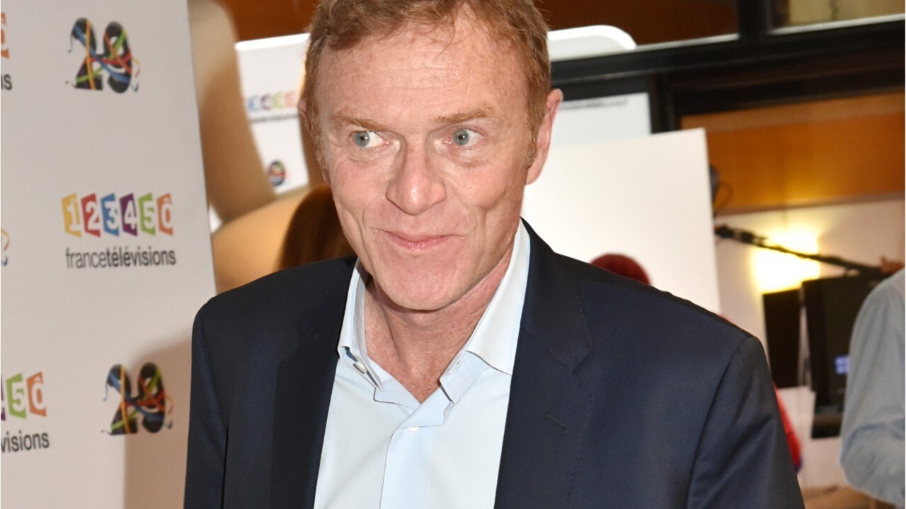 VOICI-Christophe Hondelatte va devoir se faire opérer au niveau des cordes vocales