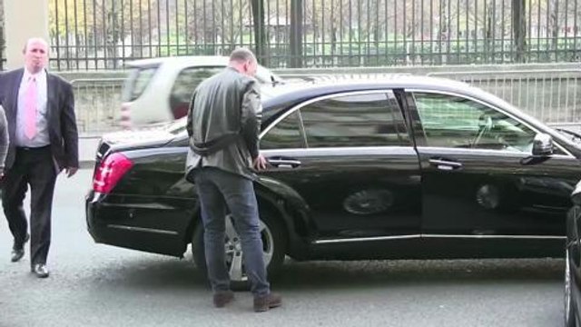 Gala.fr- Kylie Minogue, sexy mère-noël à Paris