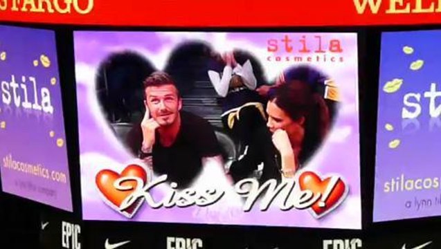 David et Victoria Beckham s'embrassent au match des Lakers