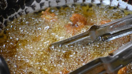 ¡De no creer! Por una empanada fría, cliente le quemó la mano a una vendedora