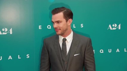 Gala.fr- Kristen Stewart et Nicolas Hoult à la première de Equals