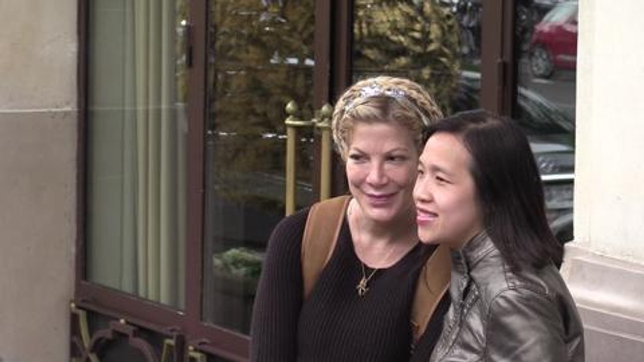 Gala.fr_Tori Spelling en famille à Paris