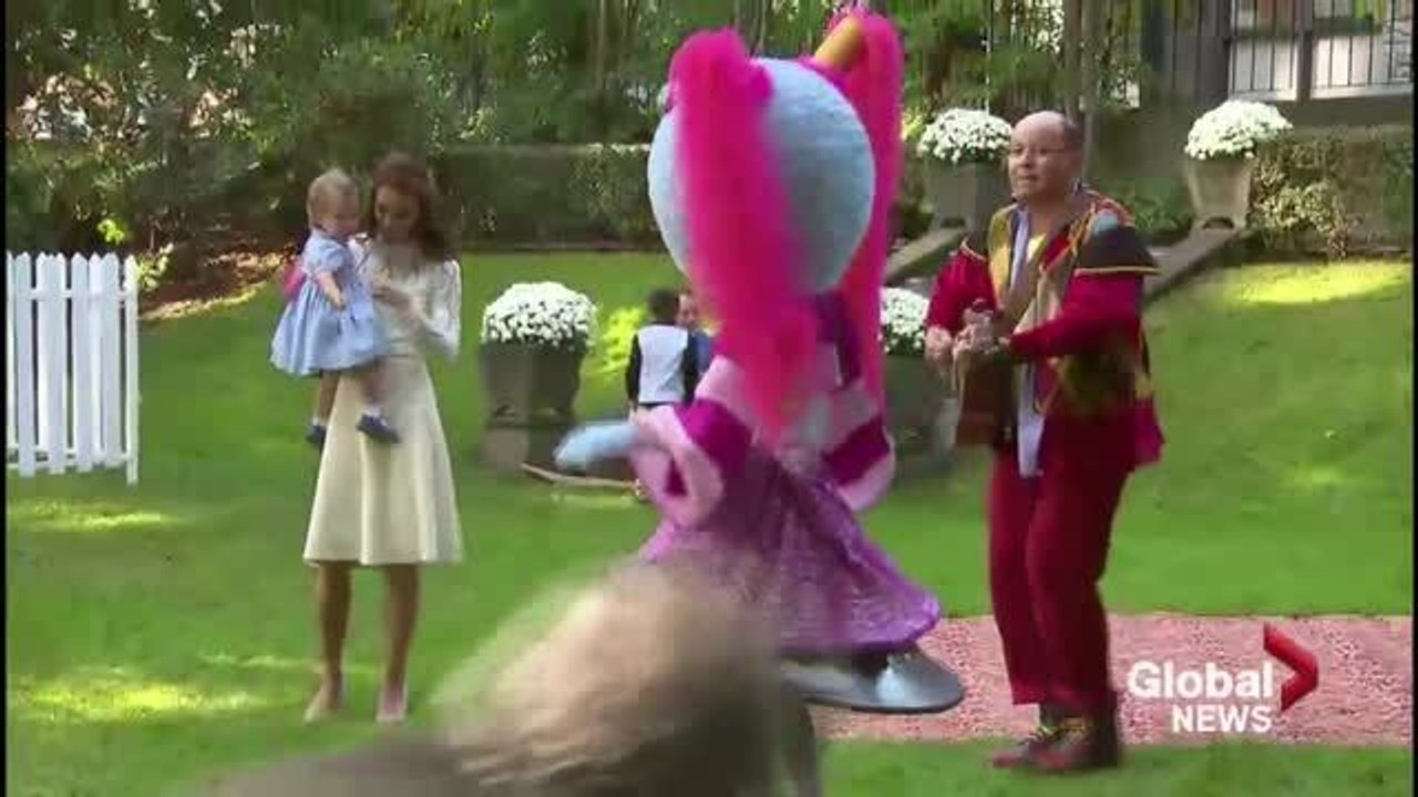 GALA VIDEO- Kate Middleton et Charlotte: la danse des princesses