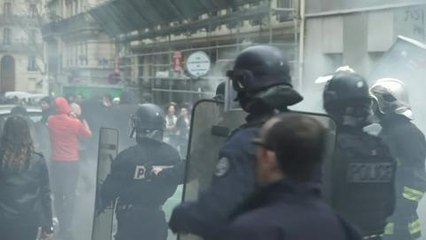 Affaire Théo: des feux de poubelles devant des lycées à Paris