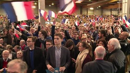 Meeting Fillon: le candidat et son épouse Penelope ovationnés