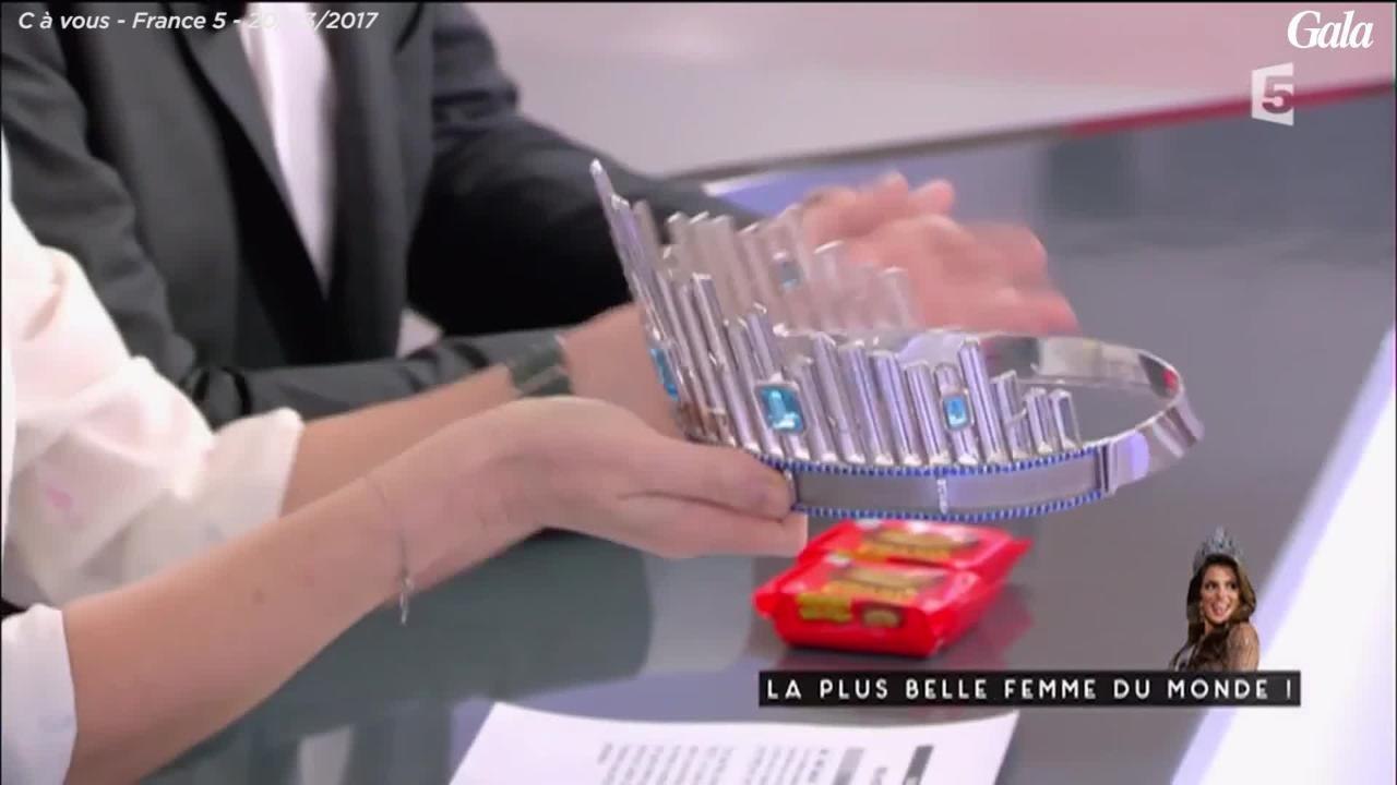 GALA VIDEO - Iris Mittenaere ironise sur sa couronne de Miss univers dans C à vous