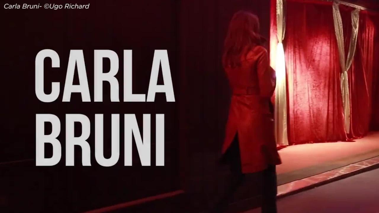 GALA VIDEO- Carla Bruni-Sarkozy, sa balade noct...