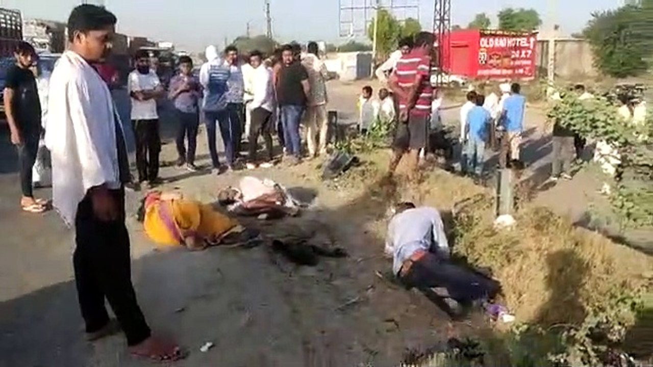हाइवे पर दर्दनाक सडक़ हादसे में घायल तड़पते रहे और लोग मदद के बजाय वीडियो बनाते रहे, देखिए संवेदनहीनता....