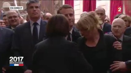 GALA VIDEO - Qui est cette dame blonde qui a fondu en larmes dans les bras d'Emmanuel Macron