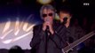 GALA VIDEO - Jacques Dutronc embrasse Johnny Hallyday sur la bouche en plein concert des Vieilles Canailles