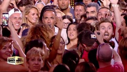 GALA VIDEO - Nikos Aliagas se fait tripoter les fesses par une fan