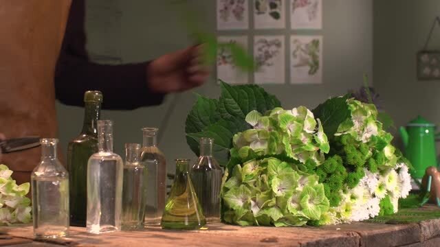 Une composition florale avec des hortensias