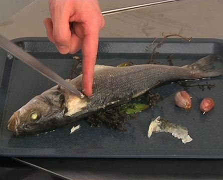 Comment contrôler la cuisson d'un poisson ?