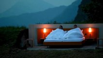 Dormez dans un lit double à la belle étoile dans les Alpes