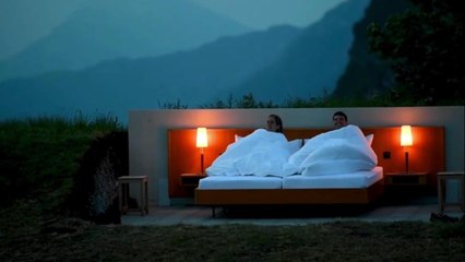 Dormez dans un lit double à la belle étoile dans les Alpes