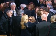 GALA VIDEO - Funérailles de Johnny Hallyday : les embrassades de Sylvie Vartan, Laura Smet et Nathalie Baye