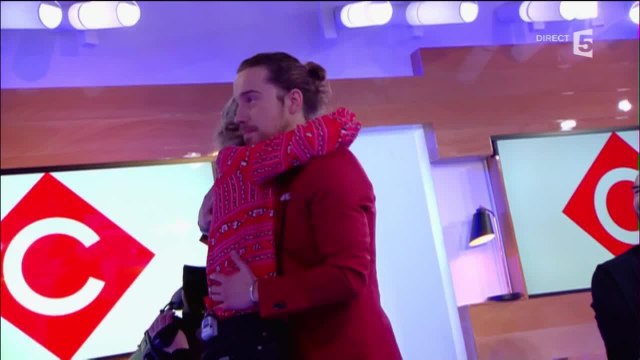 Julien Doré danse avec Anne-Sophie Lapix après son clash avec Florian Philippot