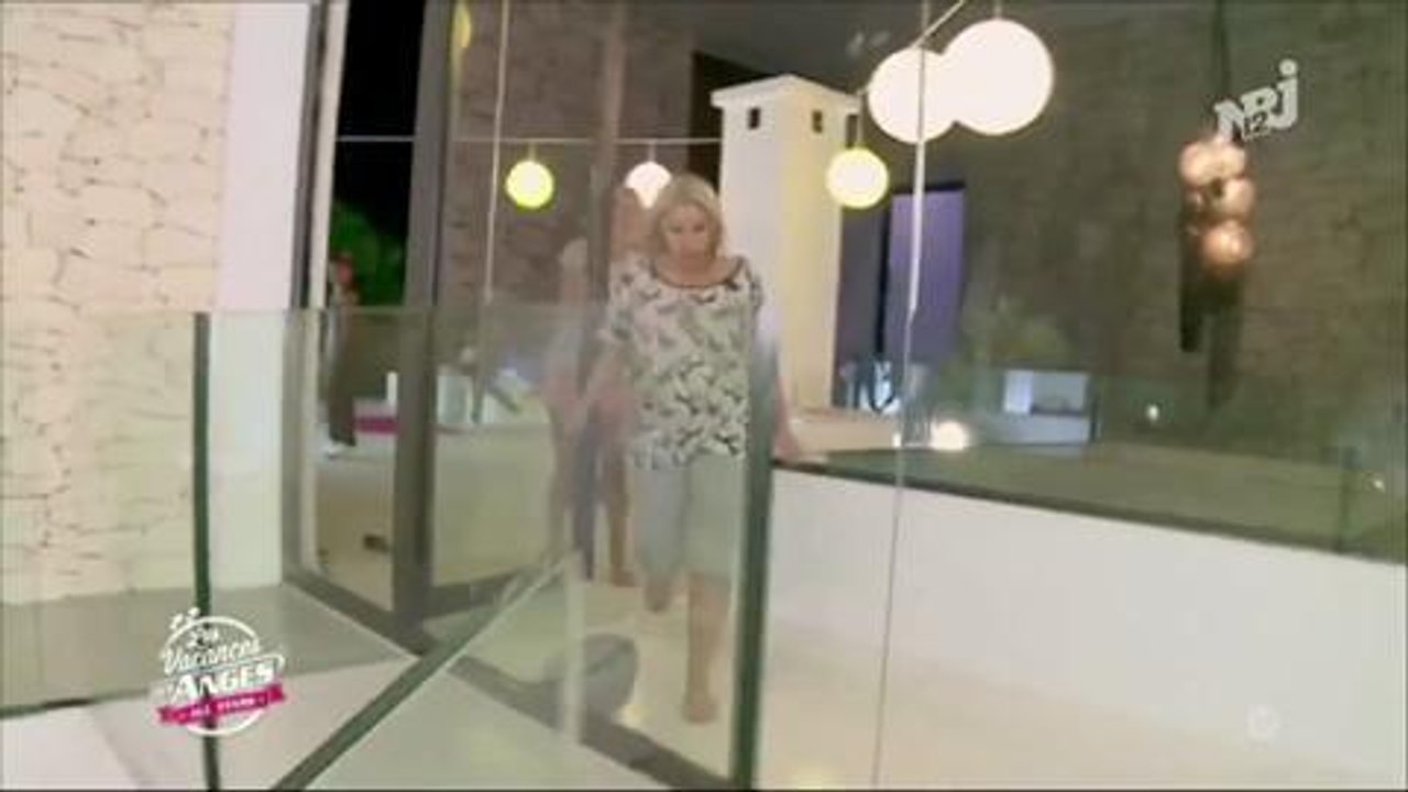 Myriam Abel se prend une baie vitrée dans Les Vacances des Anges