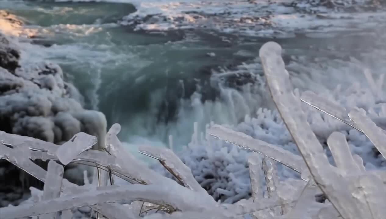 Immergez-vous dans les eaux chaudes du Blue Lagoon en Islande