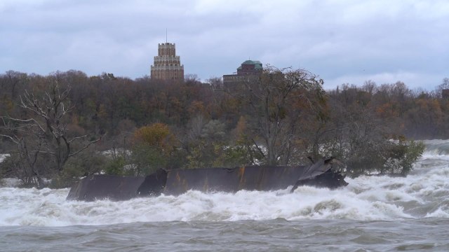Un bateau coincé depuis un siècle en haut des chutes du Niagara déplacé