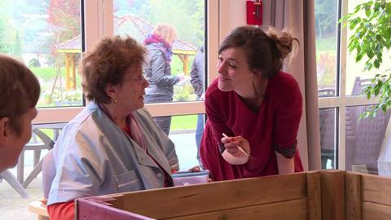 Jeunes en difficultés et malades d'Alzheimer respirent ensemble