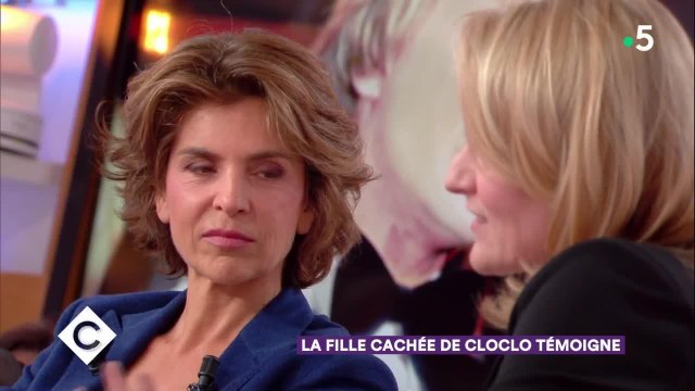 Julie Bocquet, mal à l'aise, quand elle évoque la relation de sa mère très jeune avec son Claude François