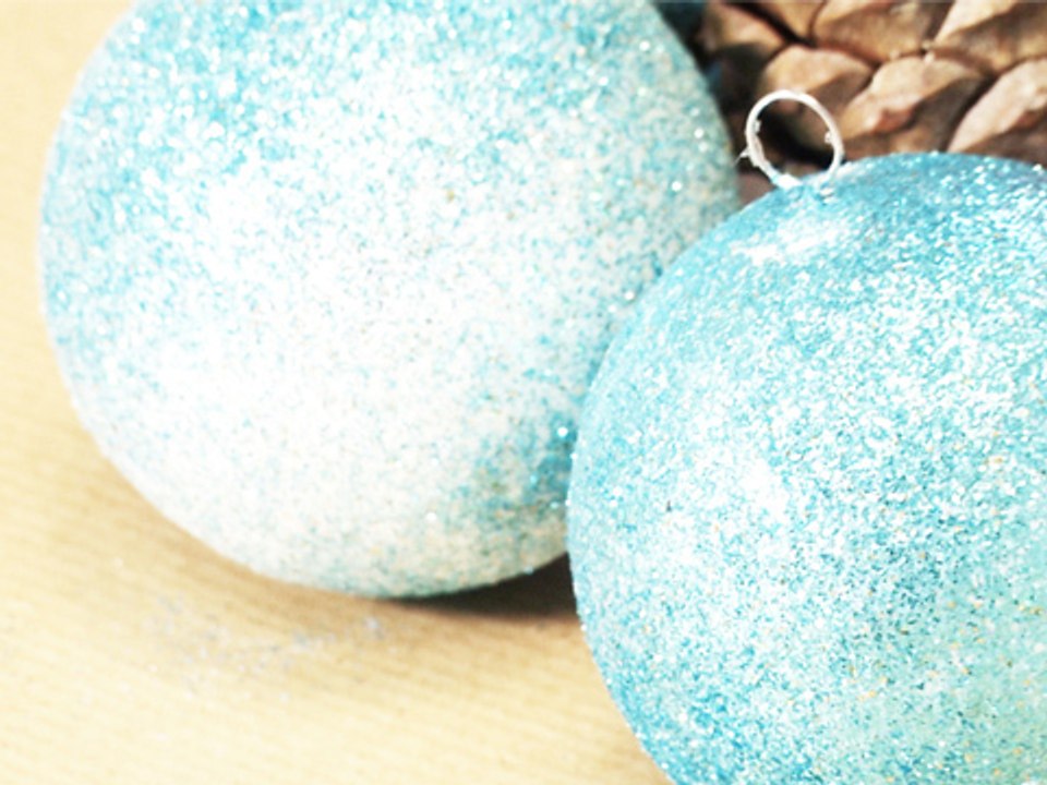 Des décos de sapin pailletées pour Noël (vidéo)